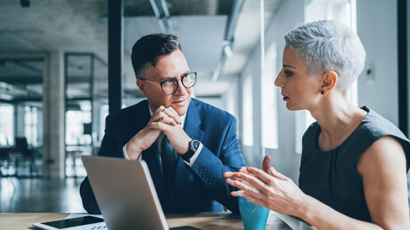 IT 经理讨论 SAP Business Suite 中内置 AI 的 ERP 的价值