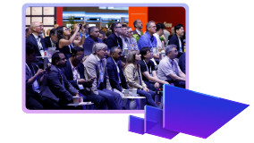SAP Sapphire 大会参会者，右下角是呈扇形展开的 SAP 渐变色铁砧形图标