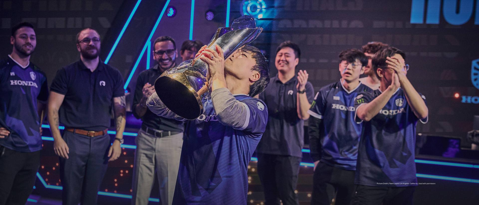 Team Liquid 队员在赛事现场庆祝夺冠