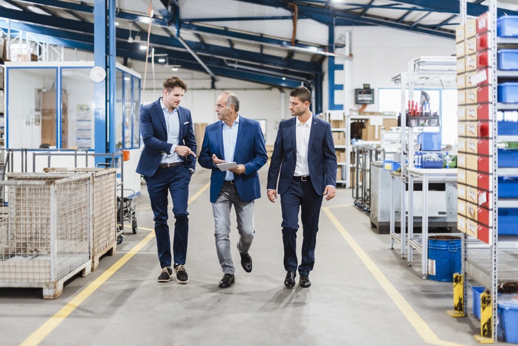 车间里有三名商务人士